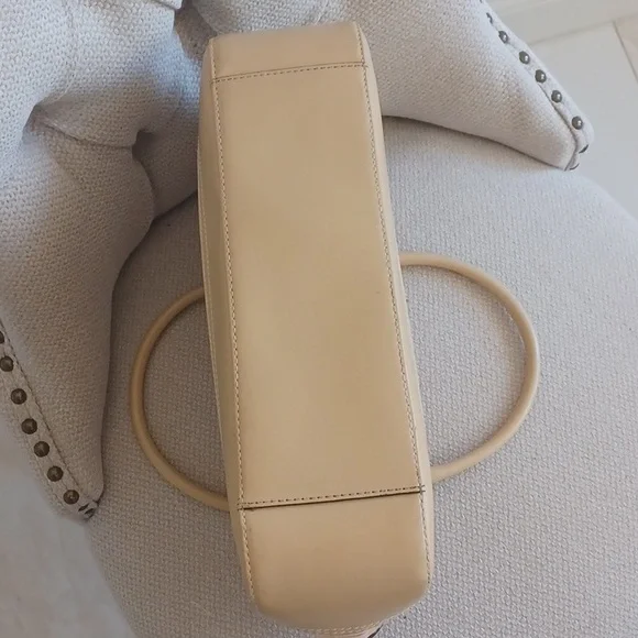 Etienne Aigner Spacious Woven Zippered Bag - Picture 6 of 16